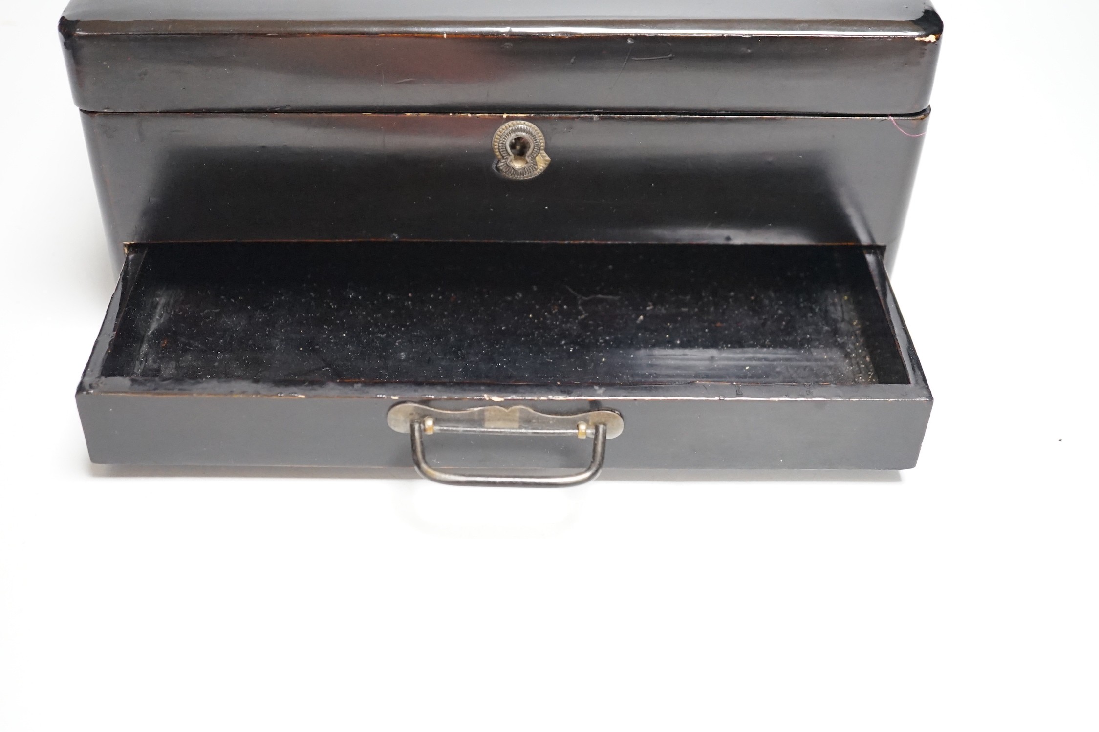 An early 20th century Japanese inlaid jewellery box. 25cm wide